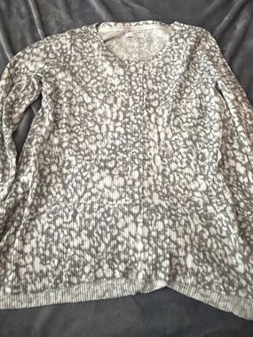 New Directions Women's Large Gray Animal Print Sweater Button Cuffs